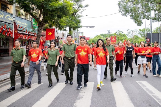 Hơn 5.000 người ở thành phố Hải Phòng đi bộ "Cùng Việt Nam tiến bước"