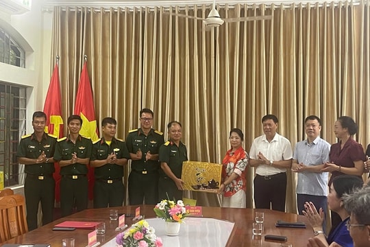 Bộ Y tế thăm, động viên cán bộ, chiến sĩ Tiểu đoàn Phòng thủ đảo Bạch Long Vĩ