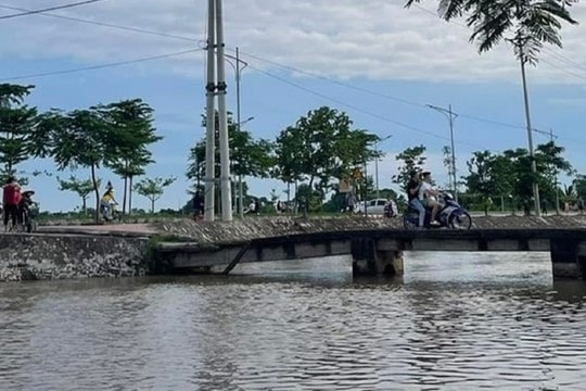 Cây cầu qua mương thủy lợi tại xã Tiên Lãng không có lan can
