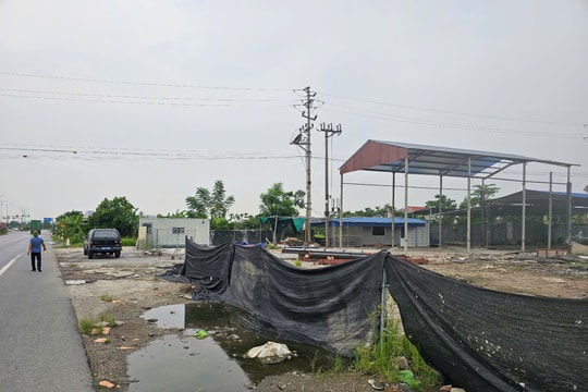 Các hộ vi phạm hành lang an toàn giao thông trên đường Nguyễn Trường Tộ đã tự nguyện tháo dỡ, di dời