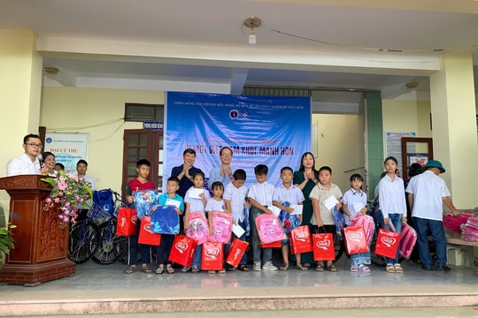 Chung tay thắp sáng những ước mơ