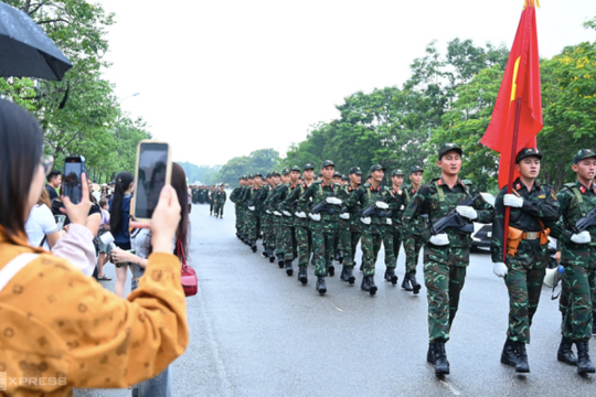 Phát đồ ăn, nước uống miễn phí cho người xem diễu binh