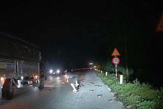 Nam thanh niên dừng xe nhặt gạch rơi trên đường trục Bắc – Nam nhận 'mưa khen'