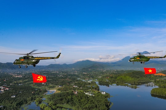 Lần đầu tiên 10 trực thăng kéo cờ bay đội hình chuẩn bị cho Quốc khánh 2/9