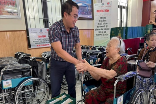 Trao 30 xe lăn tặng người khuyết tật khó khăn