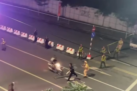 Bắt giữ 2 thanh niên 'thông chốt' đường cấm ở Hà Nội, tông thẳng vào cảnh sát cơ động