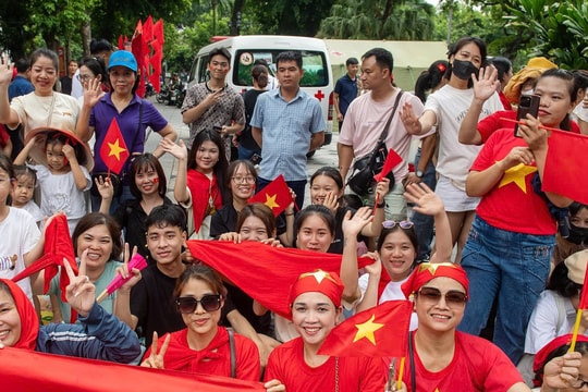Hàng nghìn người chờ từ sáng sớm xem hợp luyện diễu binh tối nay