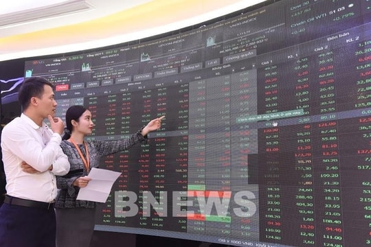 Thanh khoản hơn 2,1 tỷ USD, VN-Index tiến gần mốc 1.700 điểm