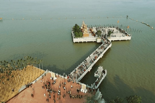 Phơi phới niềm tự hào trên khu di tích Bạch Đằng Giang
