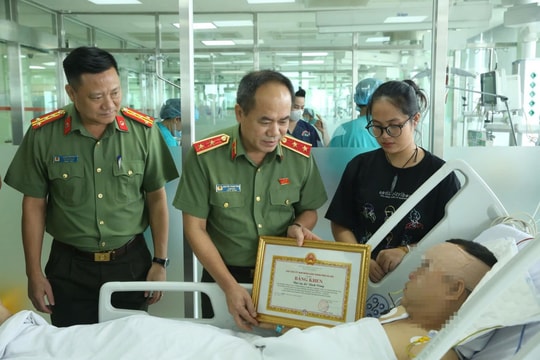 Trao bằng khen tặng cảnh sát cơ động dũng cảm ngăn 'quái xế' tại buổi hợp luyện A80