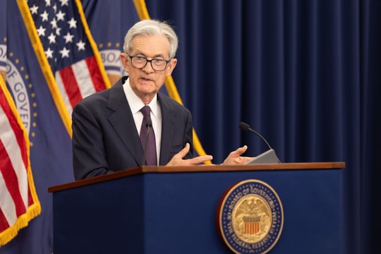 Fed để ngỏ khả năng cắt giảm lãi suất trước sức ép từ Tổng thống Donald Trump