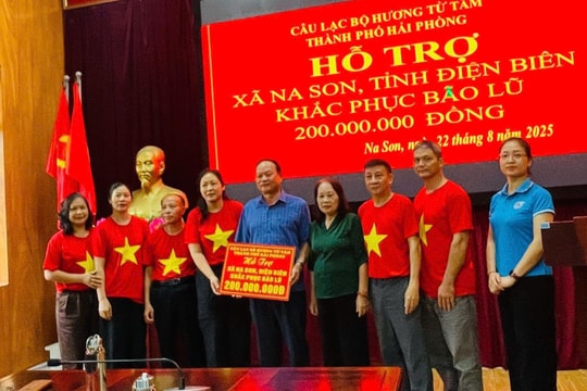 Trao quà hỗ trợ người dân vùng lũ Na Son (Điện Biên)
