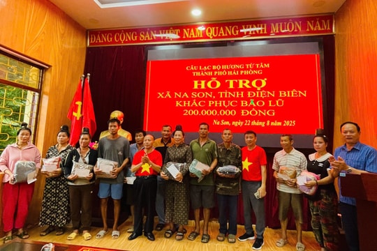 Presenting relief support to flood-hit residents in Dien Bien