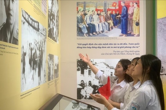 Khai mạc trưng bày 'Dấu ấn mùa thu lịch sử'