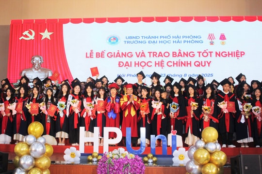 Trường Đại học Hải Phòng trao bằng tốt nghiệp cho 1.003 sinh viên