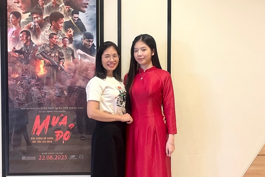 Khán giả Hải Phòng nghẹn ngào theo từng thước phim 'Mưa đỏ'