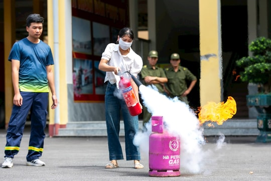 Trải nghiệm thực tế chữa cháy, cứu nạn cứu hộ tại phường Lê Thanh Nghị