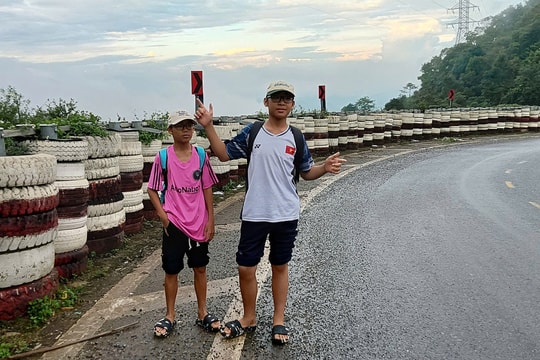 Ba mẹ con đi bộ từ Điện Biên về Hà Nội xem diễu binh