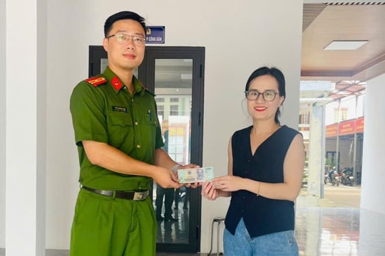 Công an phường Hải Dương trả lại cọc tiền cho cô gái đánh rơi