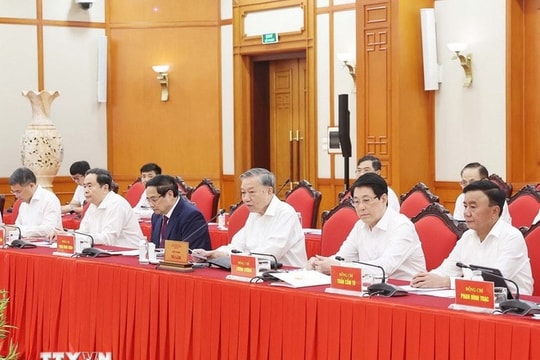 Bộ Chính trị làm việc với Ban Thường vụ Quân ủy Trung ương