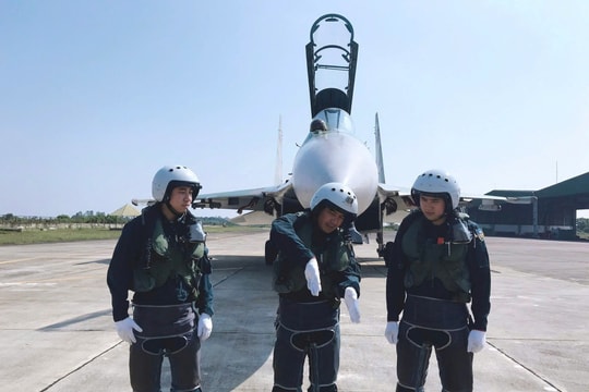 Tự hào người con đất Cảng dẫn đầu đội hình tiêm kích Su 30-MK2 trình diễn trên nóc dinh độc lập vào ngày 30-4