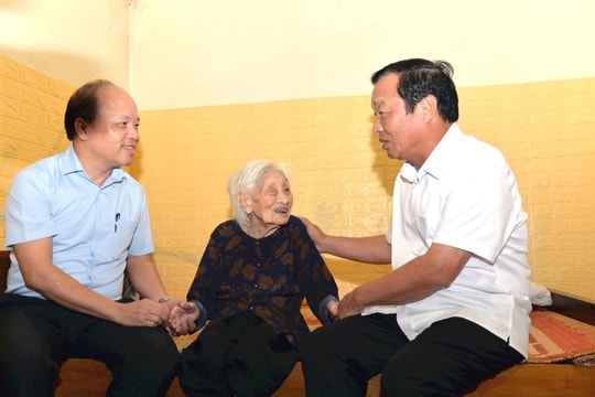 Chủ tịch HĐND thành phố Lê Văn Hiệu thăm, tặng quà Bà mẹ Việt Nam anh hùng