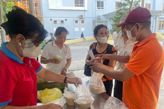 Nồi cháo nghĩa tình của những đầu bếp đất Cảng