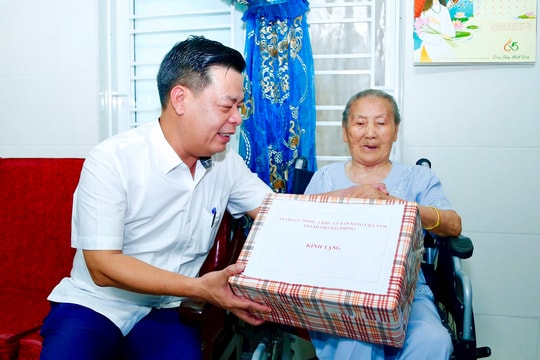 Đồng chí Phạm Văn Thép tặng quà các lão thành cách mạng ở phường Kiến An và Ngô Quyền
