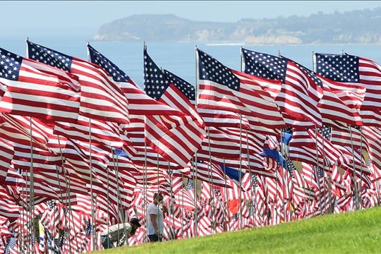 Bất chấp phán quyết Tòa án Tối cao, Tổng thống Trump ký sắc lệnh truy tố người đốt cờ Mỹ