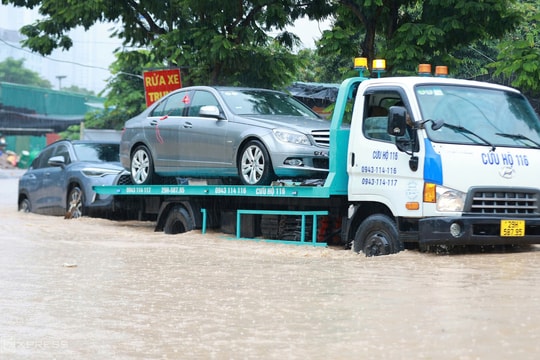 Mưa lớn, nhiều tuyến phố ở Hà Nội thành sông