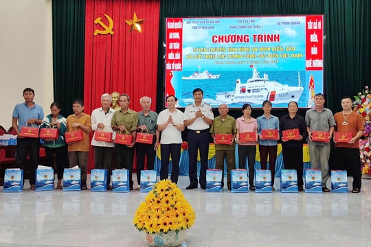 Bộ Tư lệnh Vùng Cảnh sát biển 1 trao hơn 200 suất quà trong Chương trình “Cảnh sát biển đồng hành với ngư dân”