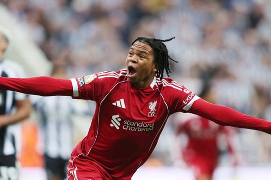 Liverpool thắng nghẹt thở Newcastle nhờ cầu thủ 16 tuổi