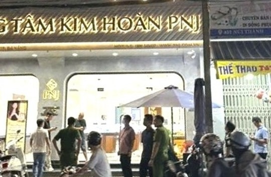 Thanh niên cầm búa đập tủ kính, cướp tiệm vàng PNJ rồi ngang nhiên bỏ đi