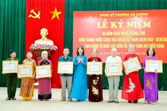 Phường An Dương trao tặng Huy hiệu Đảng dịp Quốc khánh