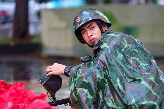 Công binh dò bom mìn trước lễ sơ duyệt A80