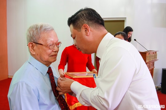 Phường Phù Liễn trao Huy hiệu Đảng và tuyên dương điển hình tiên tiến