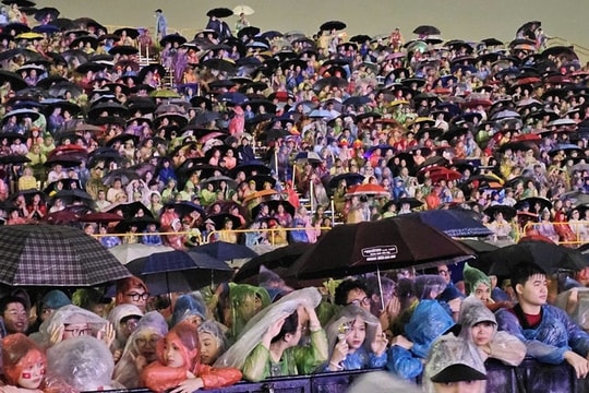 Mưa trắng trời, hàng vạn khán giả vẫn hòa mình vào concert 'Việt Nam trong tôi'