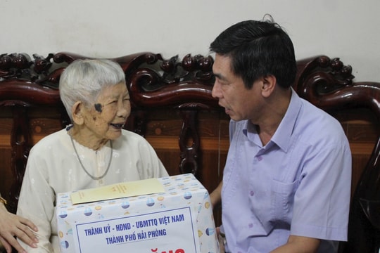 Đồng chí Nguyễn Văn Phú thăm, tặng quà 4 Bà mẹ Việt Nam anh hùng