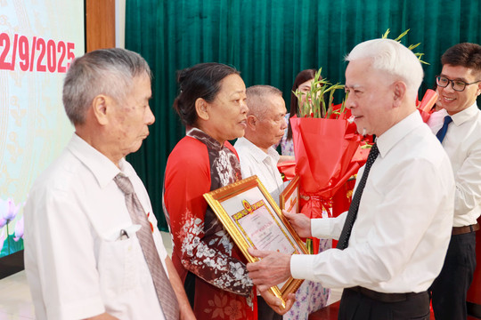 Các xã, phường Dương Kinh, Tiên Minh, Lê Chân, Hưng Đạo, Vĩnh Thịnh trao Huy hiệu Đảng cho đảng viên