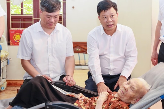 Trưởng ban Quản lý khu kinh tế Hải Phòng thăm, tặng quà Bà mẹ Việt Nam anh hùng