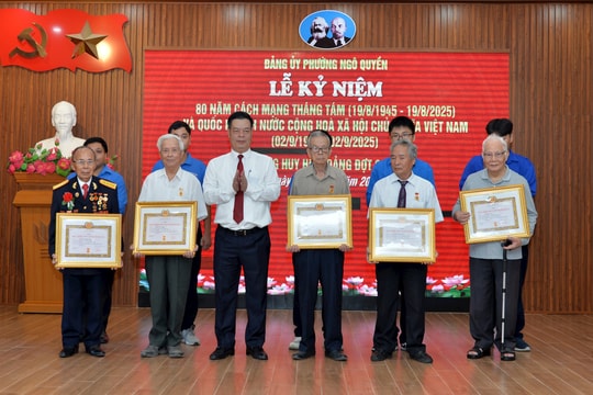 Đồng chí Phạm Văn Thép trao Huy hiệu Đảng ở phường Ngô Quyền