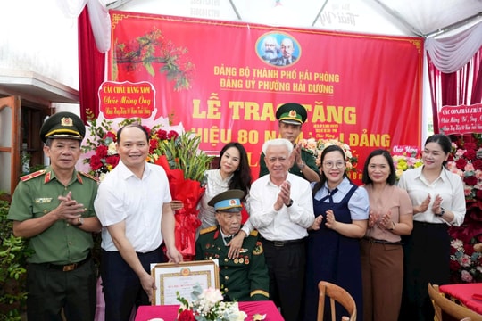 Đồng chí Nguyễn Đình Chuyến trao Huy hiệu Đảng cho đảng viên lão thành phường Hải Dương