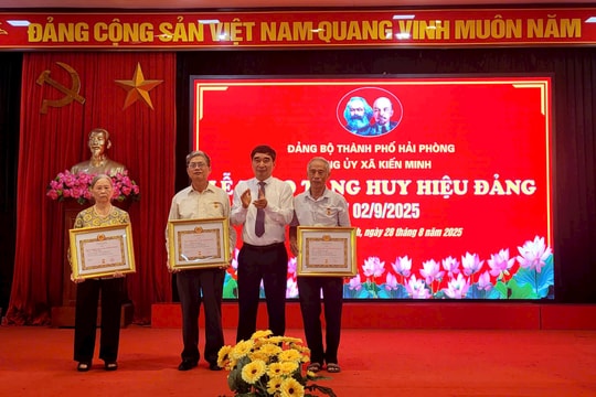 Đồng chí Bùi Văn Thăng trao Huy hiệu Đảng cho đảng viên ở xã Kiến Minh