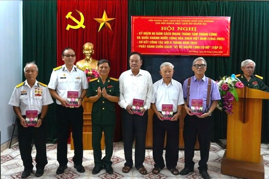 Ra mắt cuốn sách 'Ký ức người lính Cụ Hồ'
