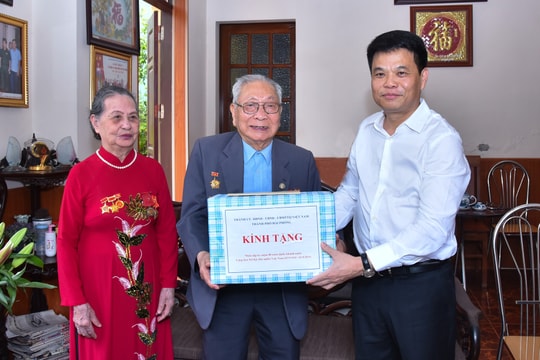 Chủ tịch UBND thành phố Lê Ngọc Châu tặng quà người có công tiêu biểu dịp Quốc khánh