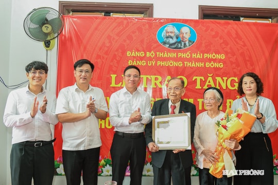 Trao tặng Huy hiệu Đảng cho đảng viên dịp 80 năm Quốc khánh