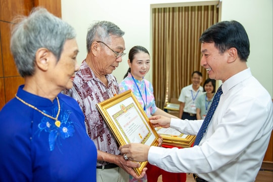 Đảng bộ các xã Kiến Thụy, Vĩnh Hải, phường Lưu Kiếm trao Huy hiệu Đảng