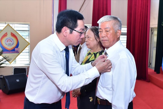 Đảng bộ các xã, phường Lê Ích Mộc, Đồ Sơn, Đông Hải, Kiến Hải trao Huy hiệu Đảng cho đảng viên