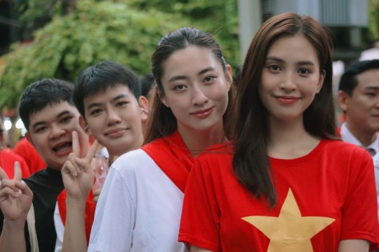 Dàn Hoa hậu tham gia diễu hành A80