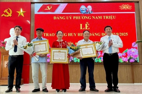 Đồng chí Nguyễn Quang Phúc trao Huy hiệu Đảng cho đảng viên phường Nam Triệu